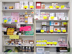 薬局アットマークの商品棚の写真